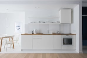 Apartment (Navy Blue) | Private kitchenette | Fridge, oven, stovetop, dishwasher
