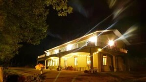 A two-story building with a balcony, illuminated by exterior lights. - Damarco Alloggio Turistico Locanda (Schio)