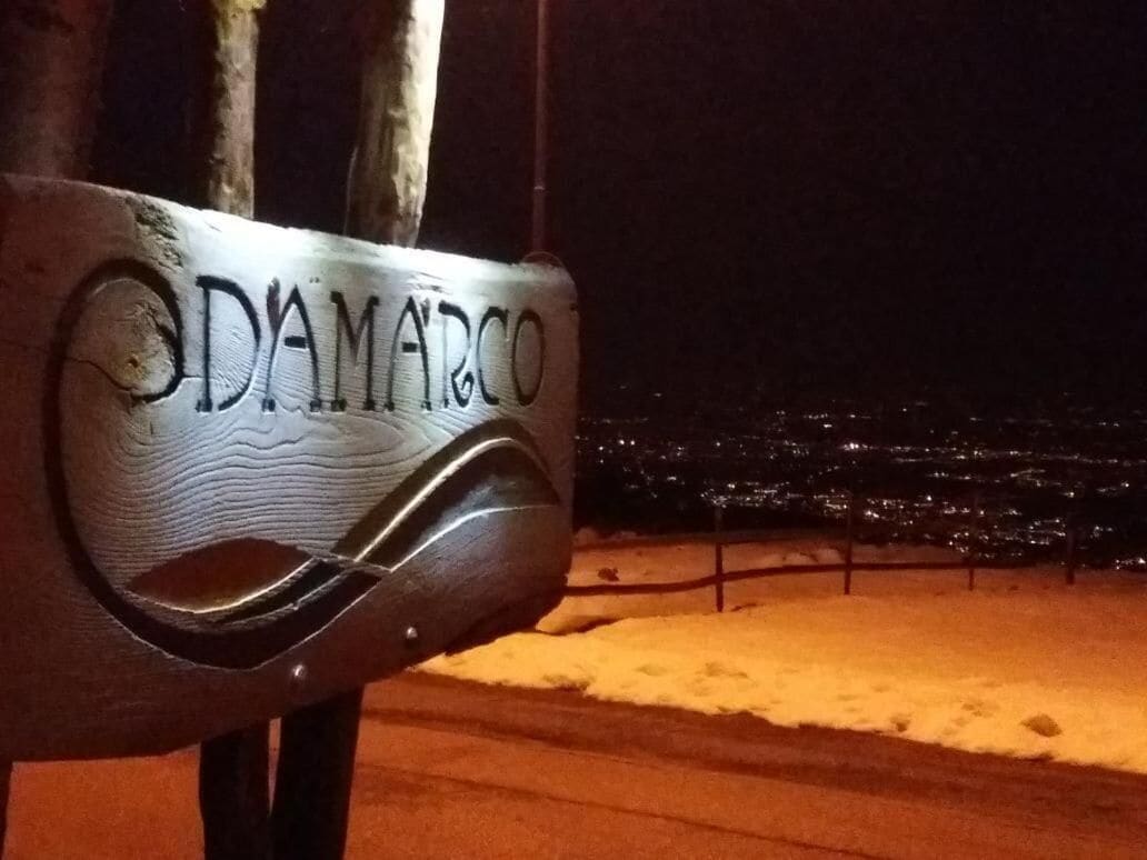 Et metalskilt med teksten "DARAMO" monteret på en stang.