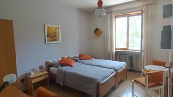 Camera con letto matrimoniale o 2 letti singoli, vista valle | Una scrivania, Wi-Fi gratuito