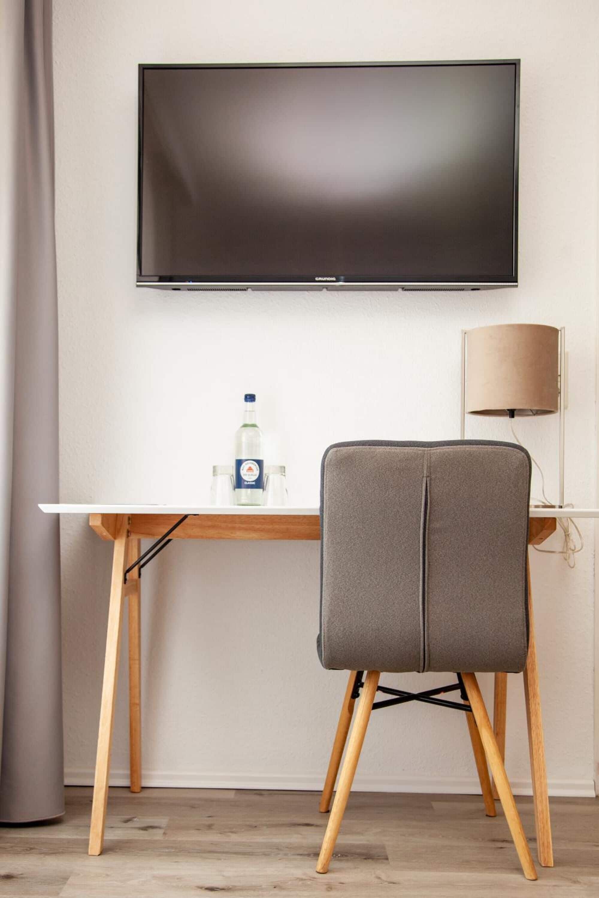 desk, free wifi, bed sheets