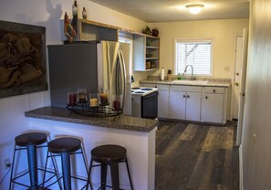 Geladeira, micro-ondas, fogão, cooktop