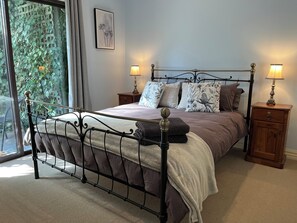 4 slaapkamers, een strijkplank/strijkijzer, reisbedje, gratis wifi