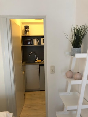 Jääkaappi, mikroaaltouuni, liesi, espressokone