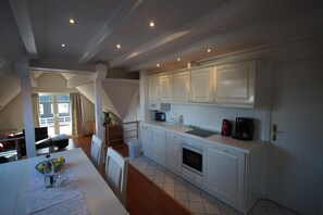 Jääkaappi, mikroaaltouuni, liesi, espressokone