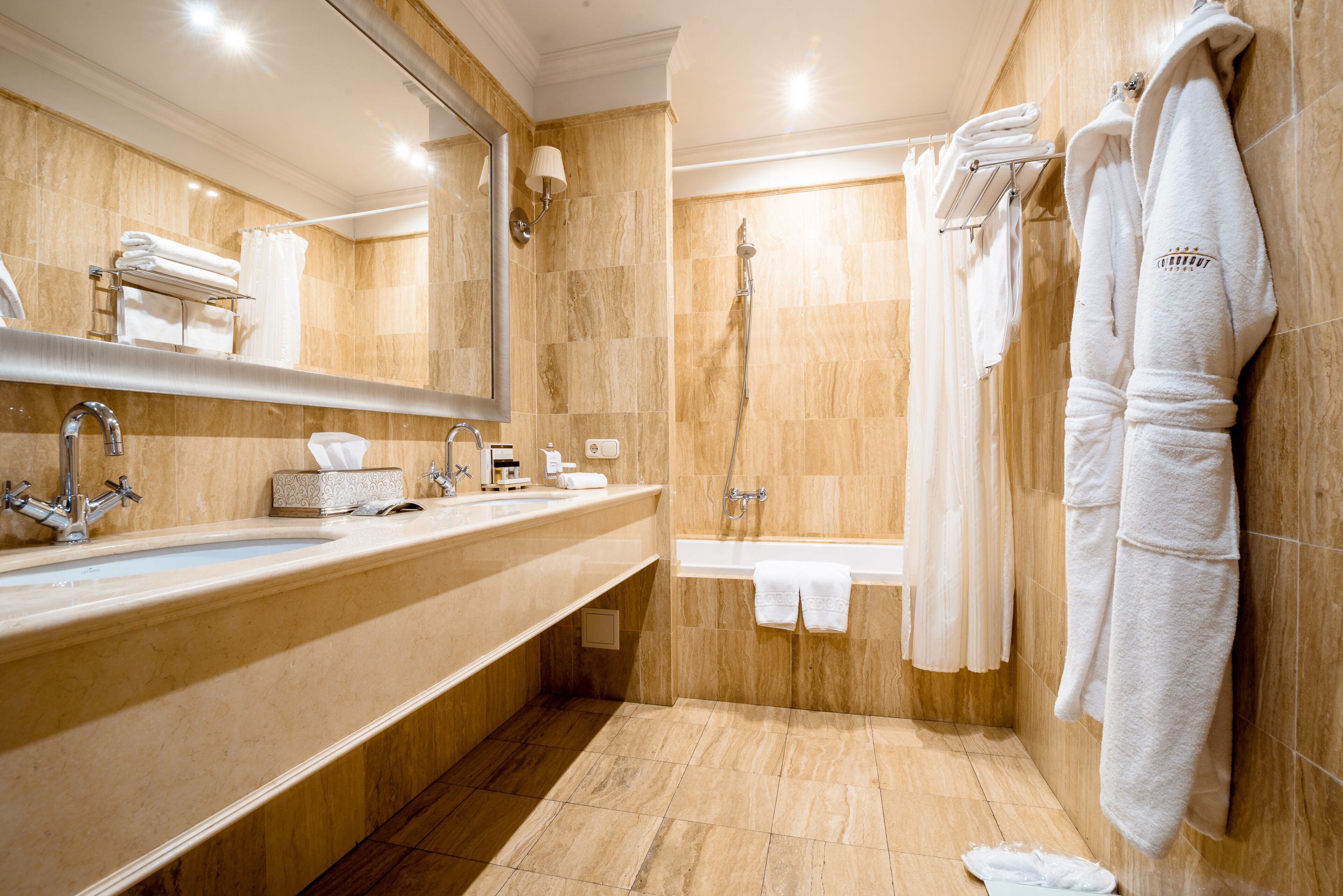 Suite | Bathroom | Free toiletries, hair dryer, bathrobes, slippers