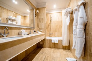 Suite | Bathroom | Free toiletries, hair dryer, bathrobes, slippers - Cosmonaut Hotel (Karagandy)