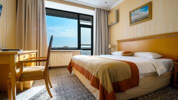 Minibar, caja fuerte, escritorio y cortinas opacas