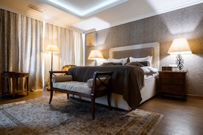 Hypo-allergenic bedding, minibar, in-room safe, desk