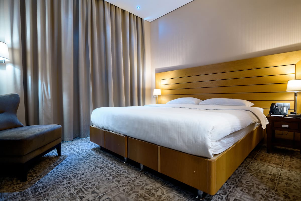 Comfort Single Room, 1 Queen Bed, Non Smoking | Minibar, in-room safe, desk, blackout curtains