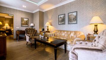 Suite | Living area | Flat-screen TV