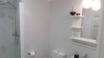 Standard Duplex, Private Bathroom (Dos camas 5 personas) | Bathroom