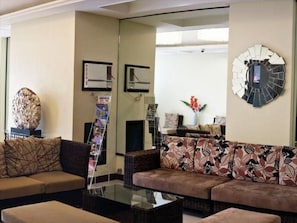 Coin salon dans le hall