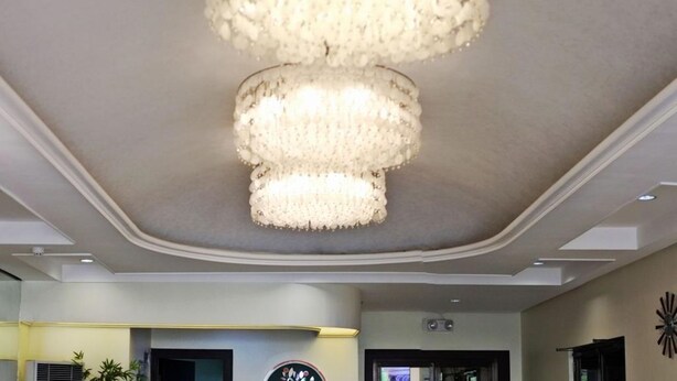 Un candelabro con varios niveles y un diseño moderno para el techo.