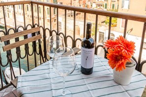 Outdoor dining - SUNNY NEST CANAL VIEW IN VENICE CHIC MOVIDA (VENEZIA)