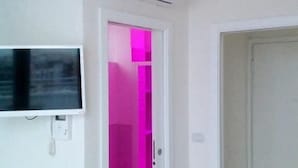 Chambre Triple Classique, balcon, vue ville | Salle de bain | Douche, articles de toilette gratuits, sèche-cheveux, bidet