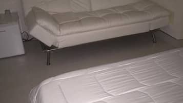 Comfort-Dreibettzimmer, Balkon, Stadtblick | Minibar, kostenloses WLAN, Bettwäsche