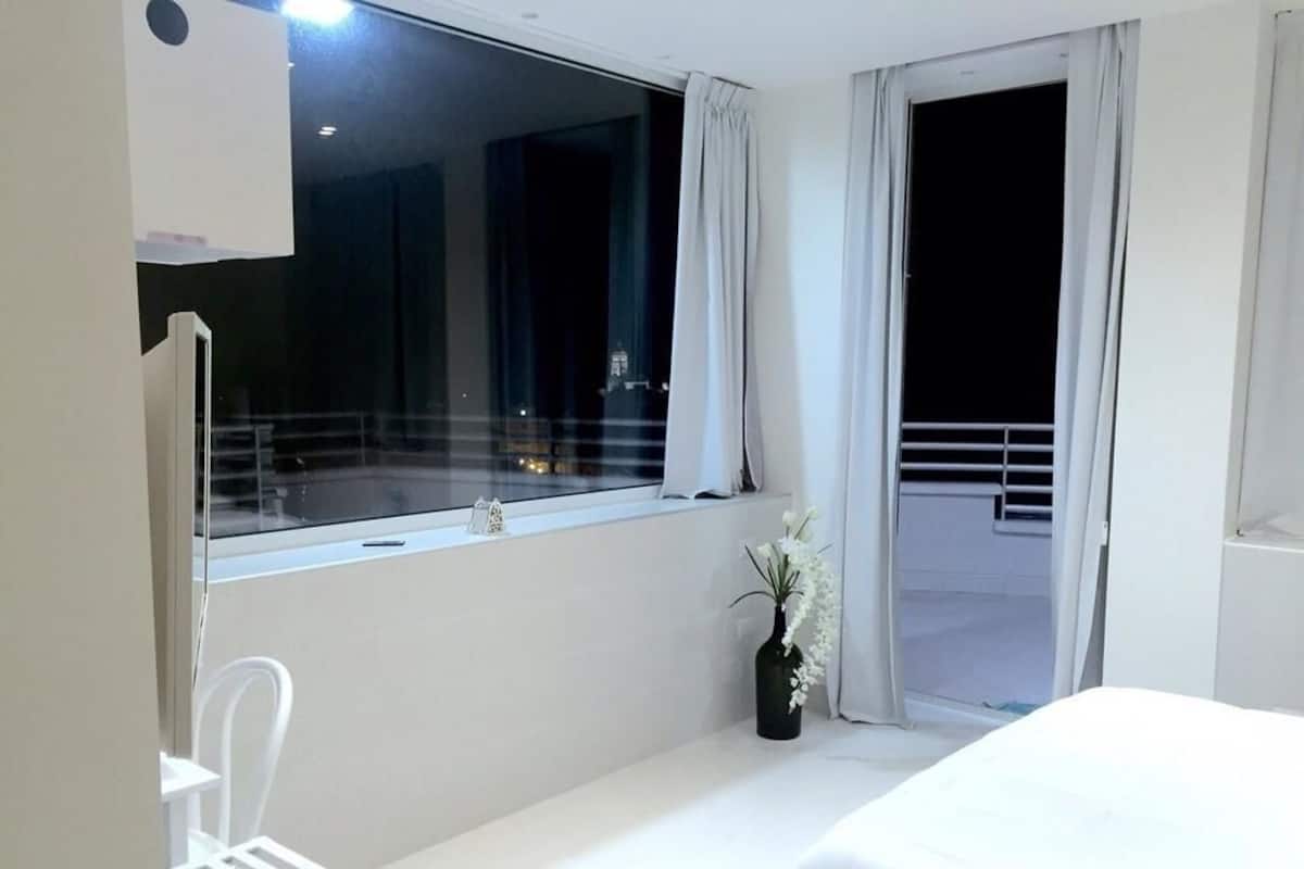 Habitación triple Confort, balcón, vista a la ciudad | Minibar, wifi gratis y ropa de cama