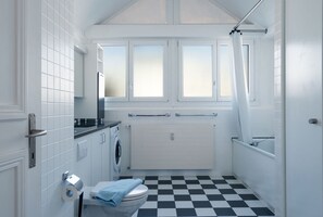 Regadera, secadora de cabello, toallas 