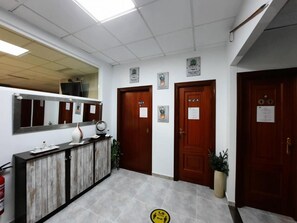 Interior - Albergue Arraigos - Hostel (Melide)