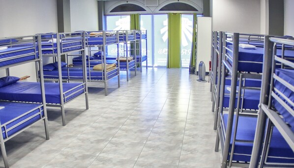 共同ドミトリー 男女共用ドミトリー 共用バスルーム (1 bed in a 20-Bed Dormitory Room) | セーフティボックス (室内)、WiFi (無料)、ベッドシーツ