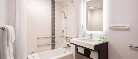 Ein modernes Badezimmer mit Badewanne, Dusche und Waschtisch.