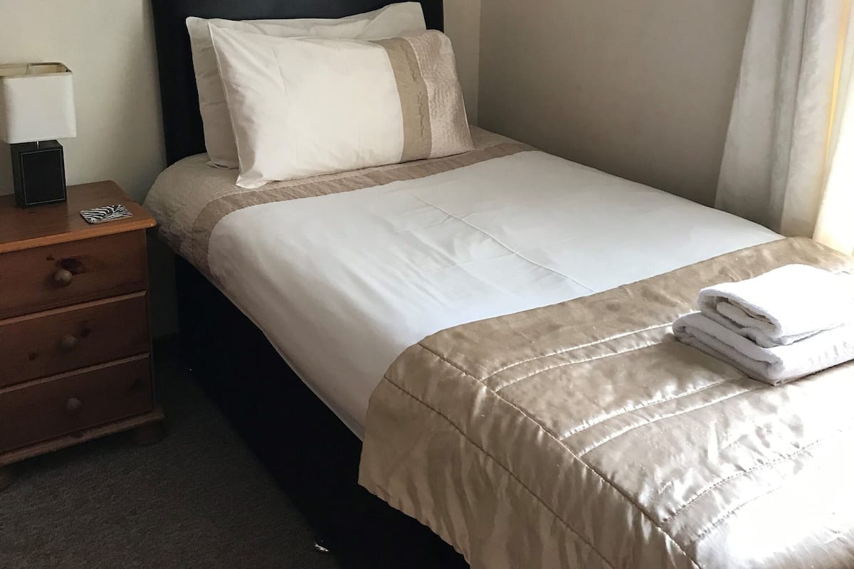 Escritorio, tabla de planchar con plancha, wifi gratis y ropa de cama