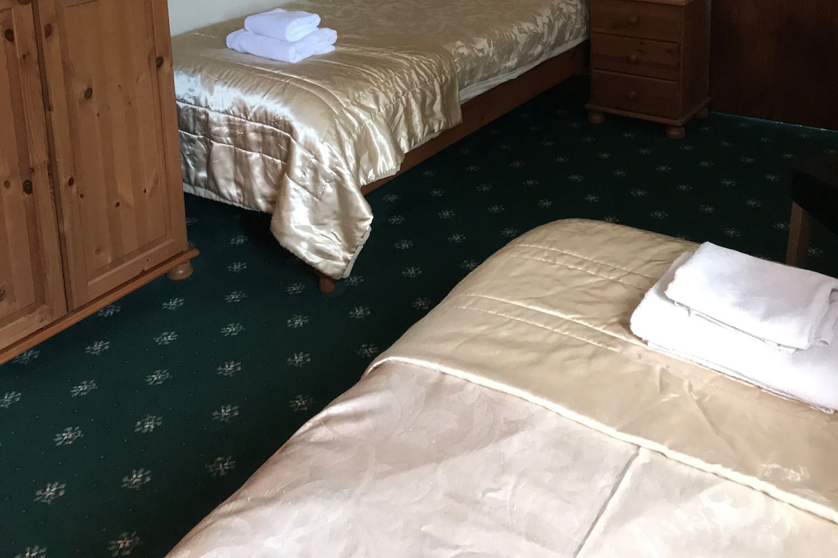 Escritorio, tabla de planchar con plancha, wifi gratis y ropa de cama