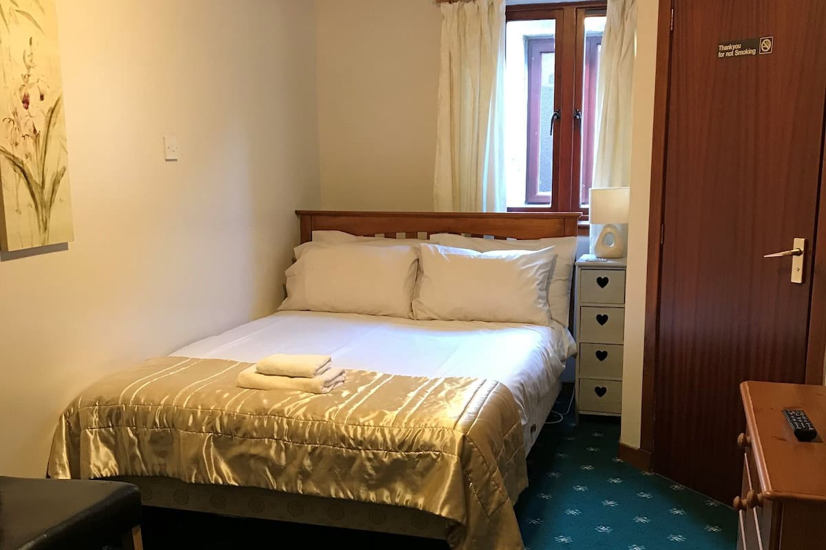 Escritorio, tabla de planchar con plancha, wifi gratis y ropa de cama