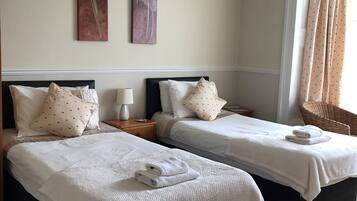 Twin Room (with Private External Bathroom) | Escritorio, tabla de planchar con plancha, wifi gratis y ropa de cama