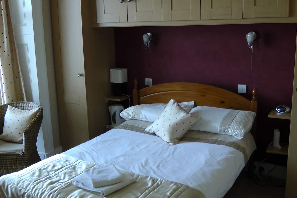 Escritorio, tabla de planchar con plancha, wifi gratis y ropa de cama