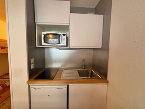 Een koelkast, een koffiezetapparaat/waterkoker