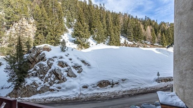 A snowy mountain landscape with a road and a wooden railing. - Renovated studio 4 pers, balcony, center Plagne Bellecôte (Plagne Bellecôte)