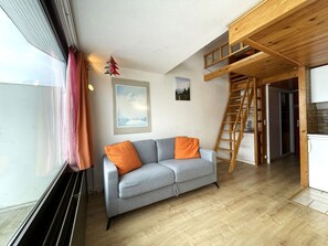 Een televisie en een dvd-speler