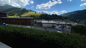 Blick auf eine kleine Stadt mit Gebäuden und einem Berg im Hintergrund.