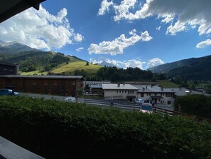 A view of a small town with buildings and a mountain in the background.