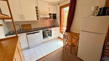 Een koelkast, een microgolfoven, een oven, een vaatwasser