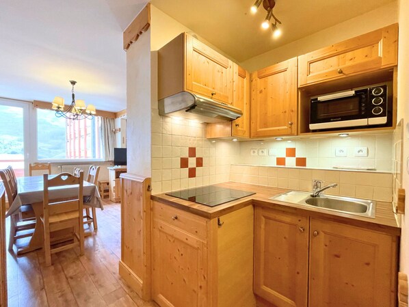 Fridge, microwave, dishwasher, coffee/tea maker