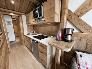Coffee/tea maker, fridge, dishwasher, toaster