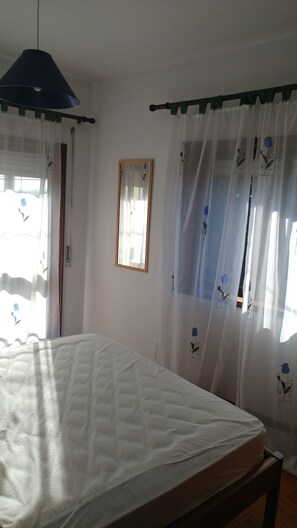 2 habitaciones, tabla de planchar con plancha, wifi y ropa de cama 