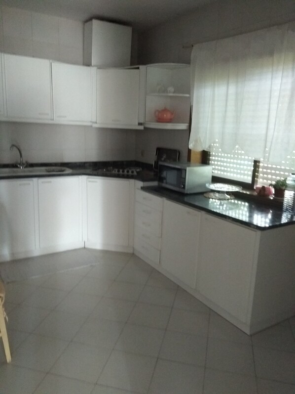 Refrigerador, microondas, parrilla de estufa y tostadora 