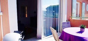 Outdoor dining - T2 of 43m2, air-conditioned, internet, terrace full south without staircase (Sainte-Maxime)