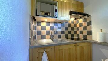 Réfrigérateur, four, lave-vaisselle, cafetiÚre/bouilloire