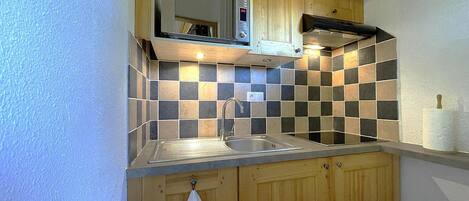 Fridge, oven, dishwasher, coffee/tea maker