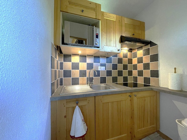 Fridge, oven, dishwasher, coffee/tea maker
