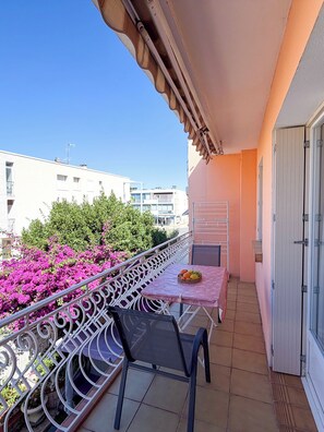 Outdoor dining - Le charmant, Superb T3 on 1st floor, 150m from the sea and shops (Le Grau-du-Roi)