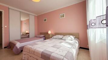 2 chambres, fer et planche à repasser, lit parapluie, Wi-Fi gratuit