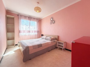 2 bedrooms, iron/ironing board, travel cot, free WiFi