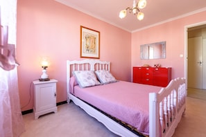 2 bedrooms, iron/ironing board, travel cot, free WiFi