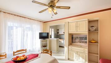 2 habitaciones, tabla de planchar con plancha y cuna de viaje